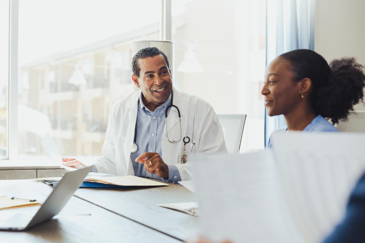 Male doctor discusses patient case with female colleague